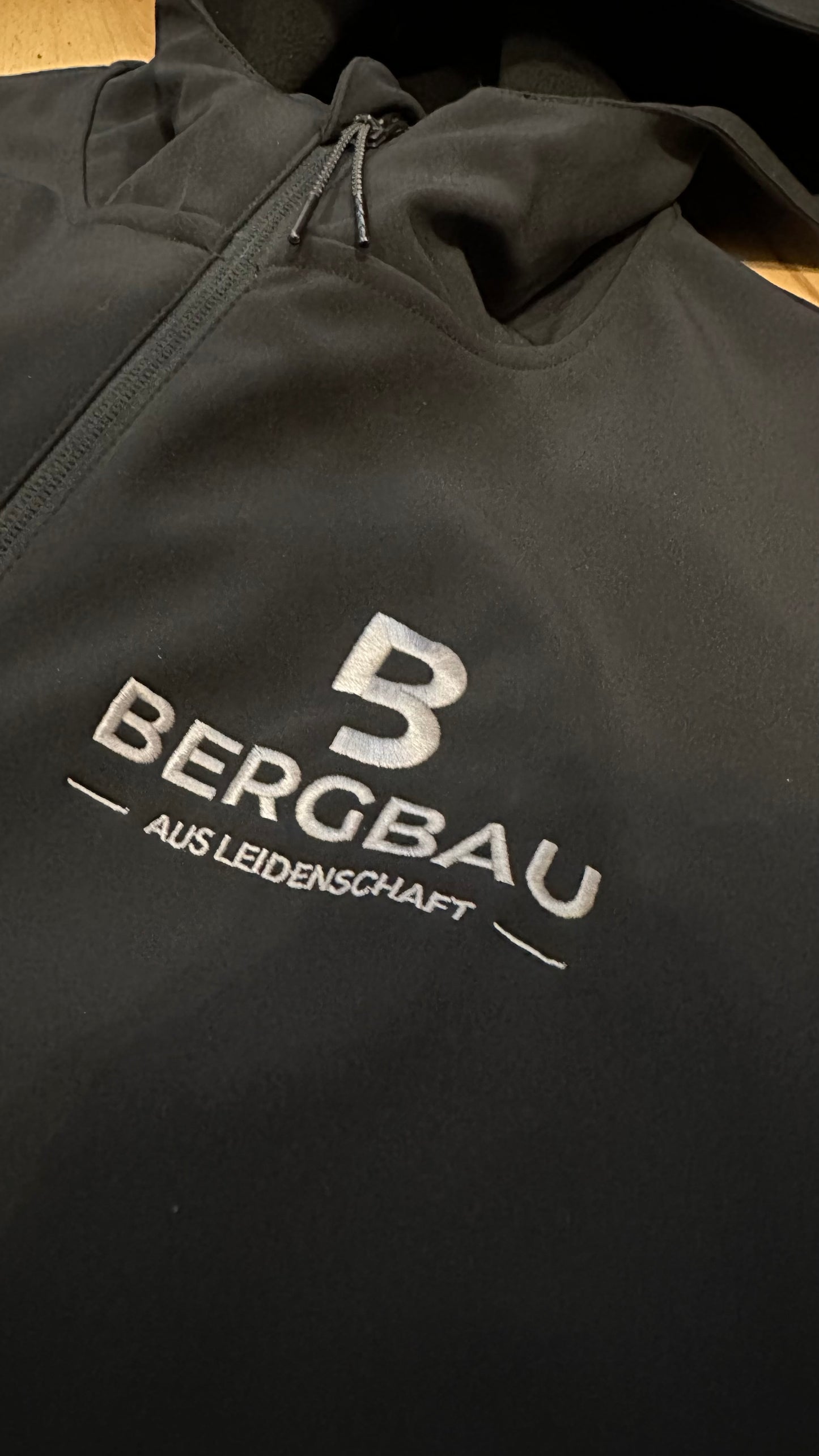 Softshell Jacke mit Kaputze - BERGBAU